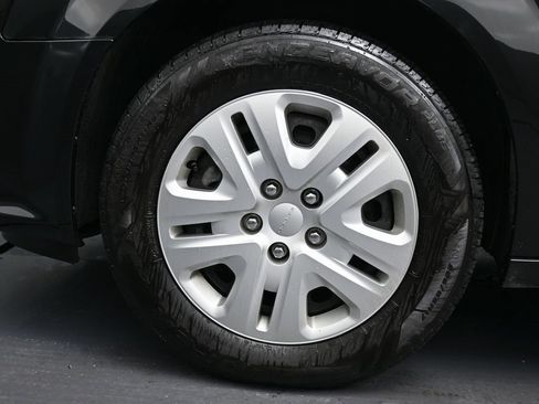 Used 2018 Dodge Grand Caravan SE w/ UConnect Hands-Free Group image 9