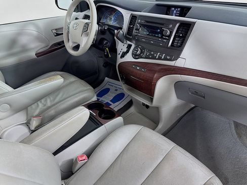 Used 2013 Toyota Sienna XLE FWD image 38