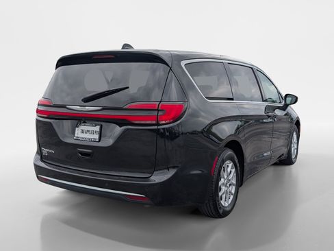 Used 2023 Chrysler Pacifica Touring-L image 6