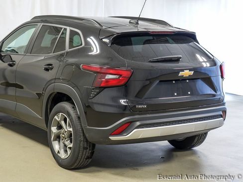 Used 2025 Chevrolet Trax LT w/ LT Convenience Package FWD image 7
