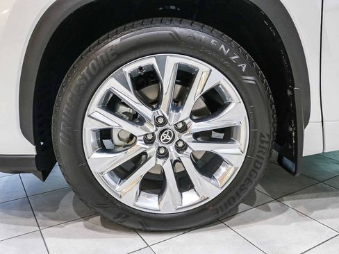 New 2026 Toyota Highlander Limited image 12