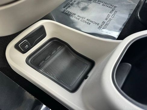 Used 2024 Chrysler Pacifica Touring-L image 24