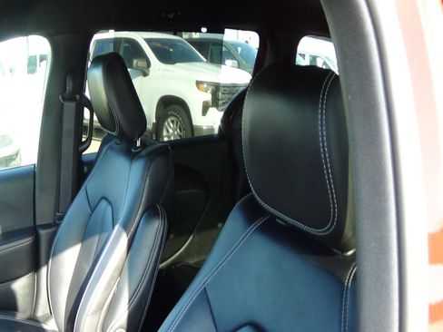 Used 2025 Chrysler Pacifica Select FWD image 19