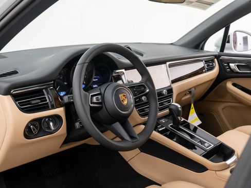 Certified 2026 Porsche Macan AWD/4WD image 4