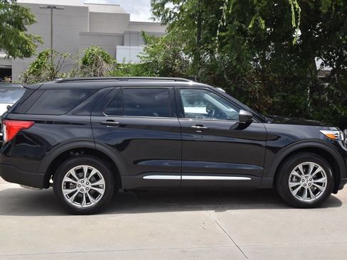 Used 2024 Ford Explorer XLT w/ Equipment Group 202A AWD/4WD image 4