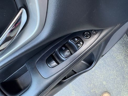 Used 2018 Nissan Pathfinder SV AWD/4WD image 16