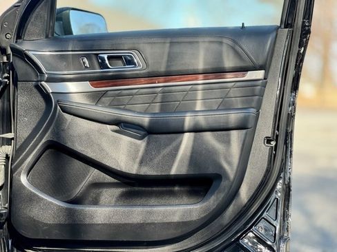 Used 2017 Ford Explorer Platinum image 23