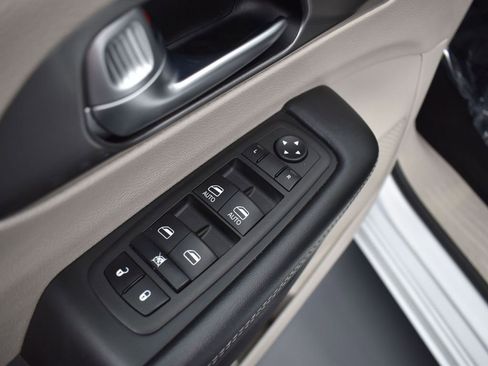 Used 2023 Chrysler Pacifica Touring-L FWD image 7