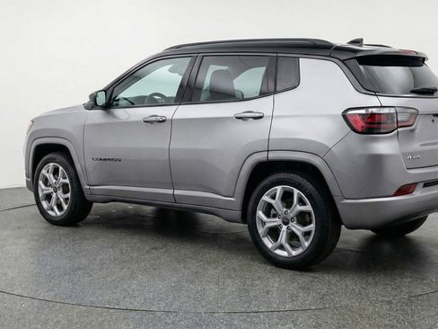 Used 2025 Jeep Compass Latitude AWD/4WD image 6