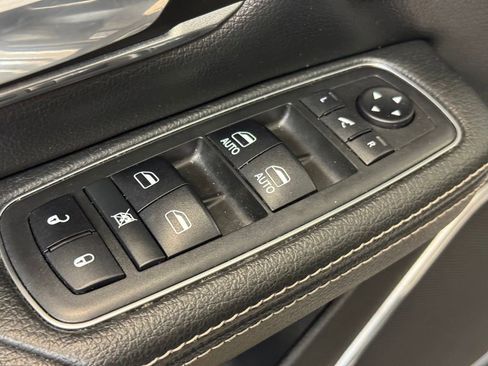 Used 2019 RAM 1500 Laramie AWD/4WD image 10