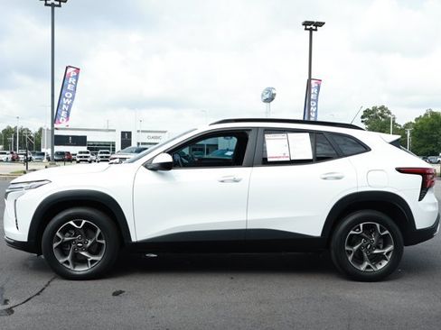 Used 2024 Chevrolet Trax LT w/ Sunroof Package FWD image 9