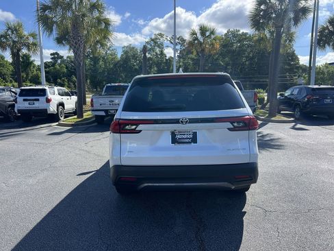 Used 2024 Toyota Grand Highlander AWD image 9