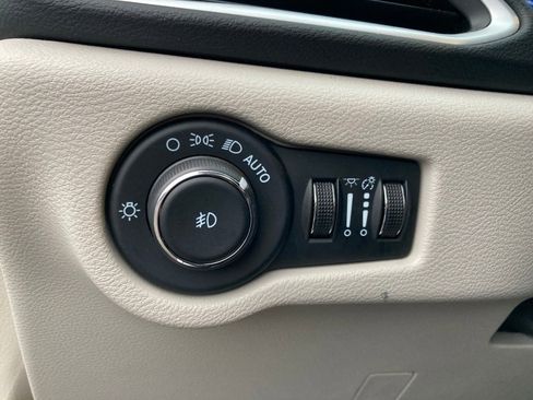 Used 2024 Chrysler Pacifica Touring-L image 14