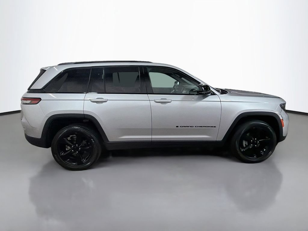 Used 2024 Jeep Grand Cherokee Altitude AWD/4WD image 10