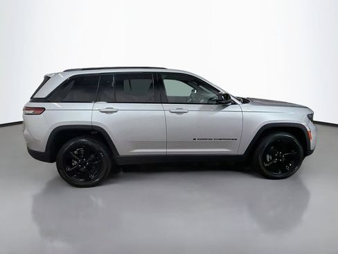 Used 2024 Jeep Grand Cherokee Altitude AWD/4WD image 10