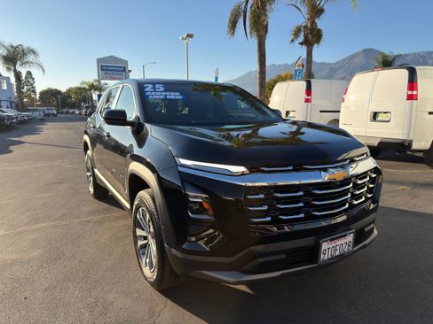 Used 2025 Chevrolet Equinox LT image 2
