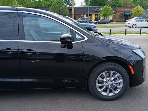 New 2027 Chrysler Pacifica Select AWD/4WD image 10
