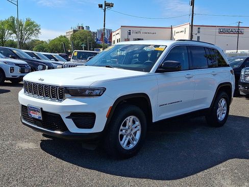 Used 2022 Jeep Grand Cherokee Laredo w/ Luxury Tech Group I image 3