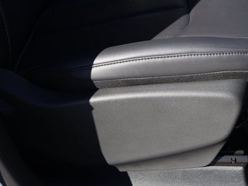 Used 2026 Chrysler Pacifica Select image 11