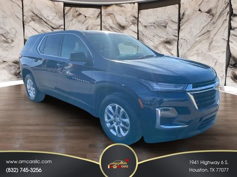 Used 2022 Chevrolet Traverse LS FWD image 2