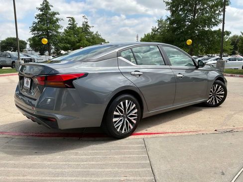 Used 2025 Nissan Altima 2.5 SV FWD image 6