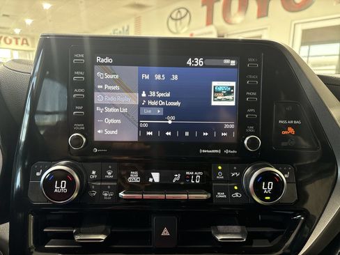 Used 2022 Toyota Highlander XLE AWD/4WD image 17