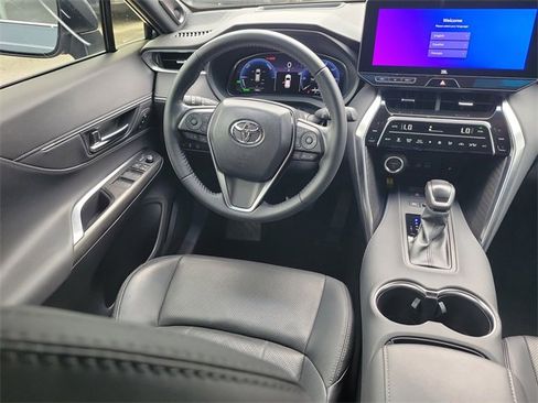 Used 2024 Toyota Venza LE image 8