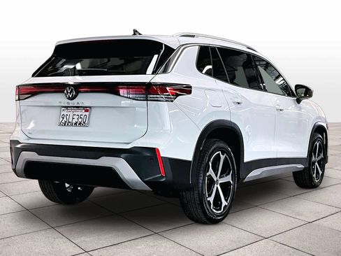 Certified 2025 Volkswagen Tiguan SE FWD image 16