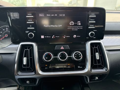 Used 2023 Kia Sorento LX image 18