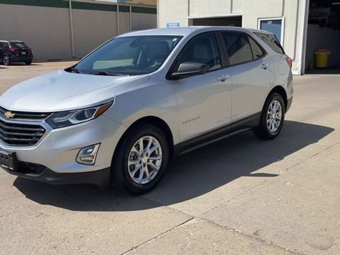 Used 2021 Chevrolet Equinox LS w/ LS Convenience Package FWD image 4