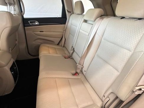 Used 2019 Jeep Grand Cherokee Laredo RWD image 16