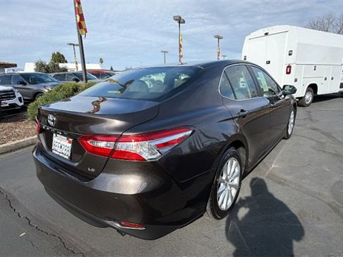Used 2018 Toyota Camry LE image 4
