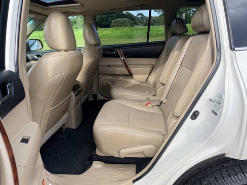 Used 2012 Toyota Highlander Limited w/ Tow Pkg FWD image 24
