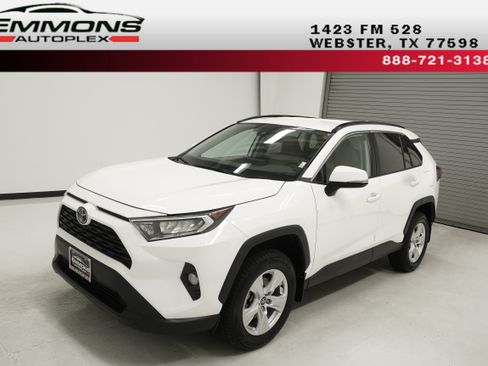 Used 2020 Toyota RAV4 XLE FWD image 1