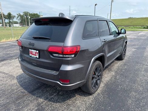 Used 2018 Jeep Grand Cherokee Altitude AWD/4WD image 14