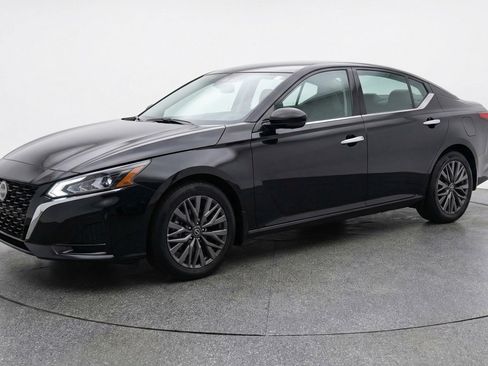 Used 2025 Nissan Altima 2.5 SV image 3