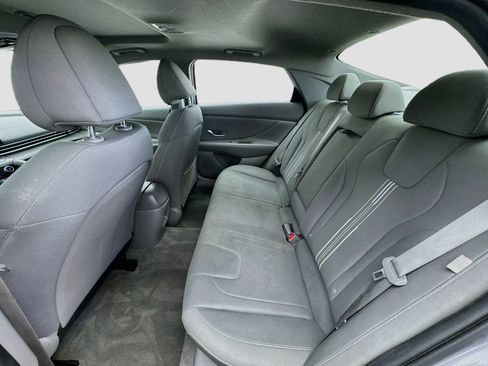 Used 2025 Hyundai Elantra SEL FWD image 16