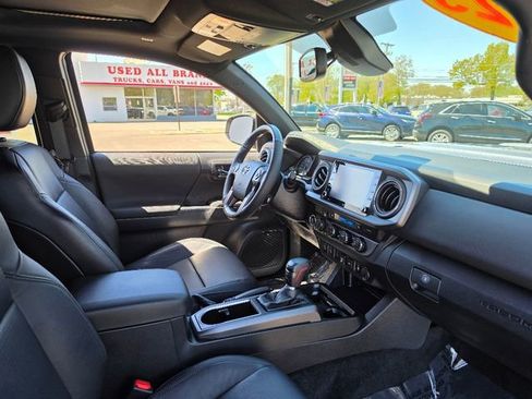 Used 2023 Toyota Tacoma TRD Sport w/ TRD Premium Sport Package AWD/4WD image 11