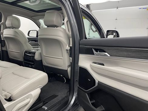 Used 2022 Jeep Wagoneer Series III w/ Premium Group I AWD/4WD image 38