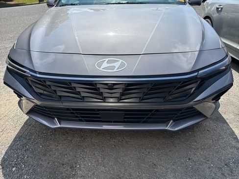 Used 2024 Hyundai Elantra Limited image 7