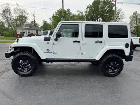 Used 2015 Jeep Wrangler Unlimited Sahara w/ Dual Top Group AWD/4WD image 4