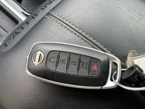 Used 2025 Nissan Pathfinder SV image 27