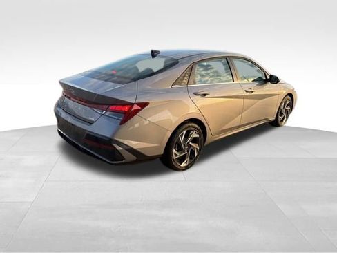 Used 2025 Hyundai Elantra Limited image 7