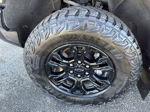 Used 2023 Chevrolet Silverado 1500 ZR2 w/ Technology Package image 2