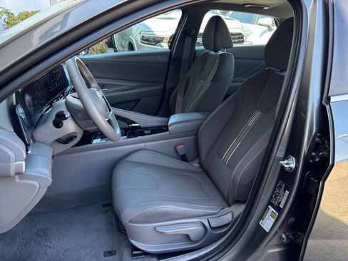 Used 2025 Hyundai Elantra SEL FWD image 33