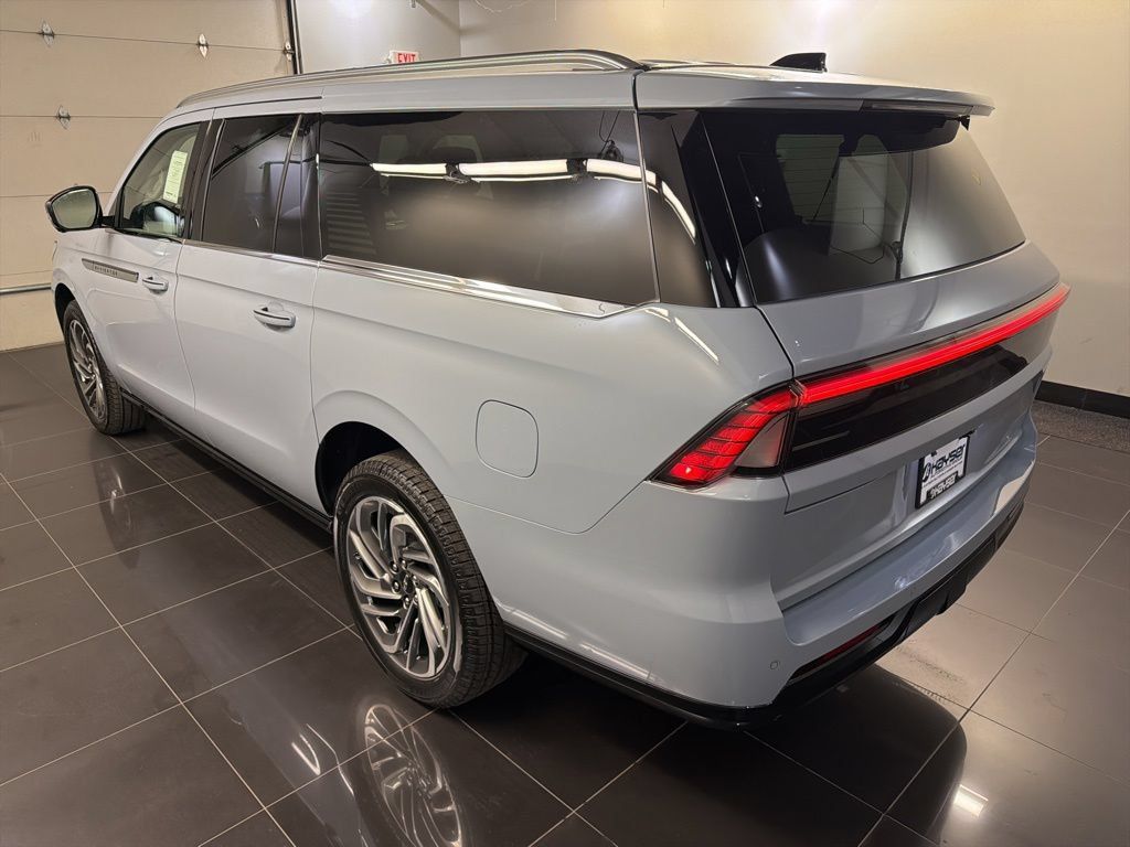 Used 2026 Lincoln Navigator L Reserve AWD/4WD image 4