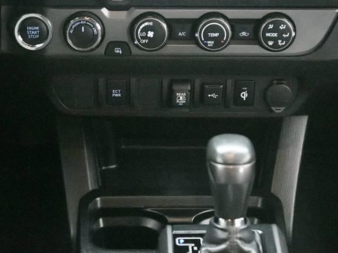 Used 2020 Toyota Tacoma TRD Sport AWD/4WD image 33