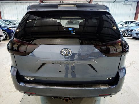 Used 2017 Toyota Sienna XLE image 6