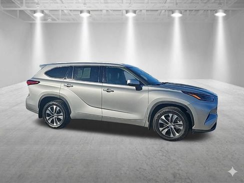 Used 2022 Toyota Highlander XLE image 2