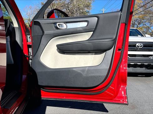 Used 2019 Volvo XC40 T4 Momentum image 20